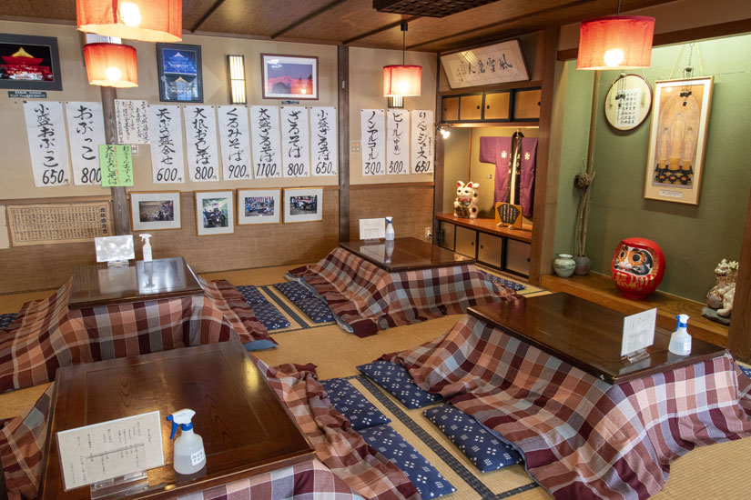 掘りごたつで足が伸ばせるのがうれしい。こたつは4月頃まで