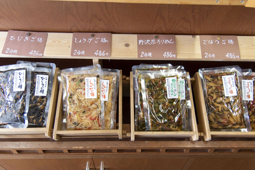 混ぜごはんの素と炊き込みごはんの具は10種類ほど。各486円