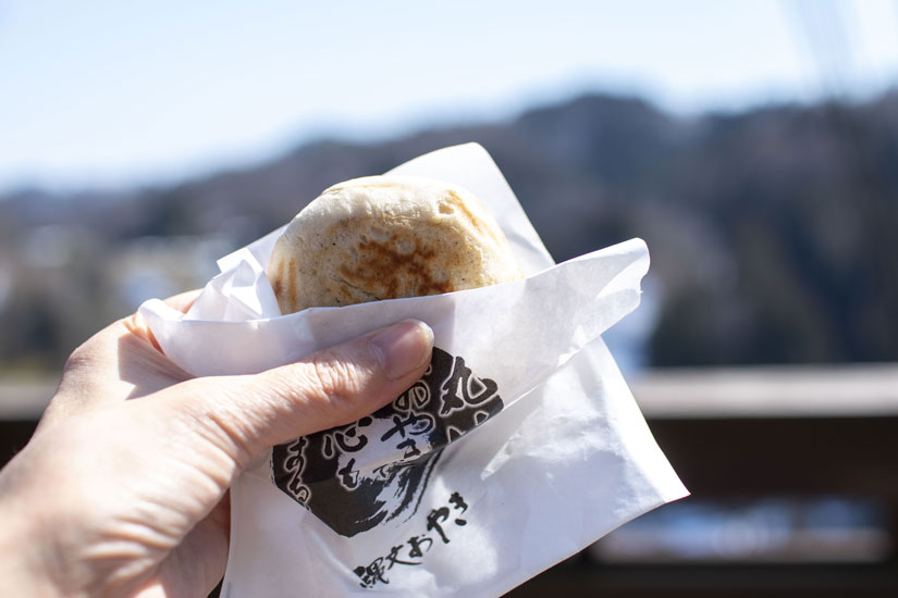 清々しい空気のなかで味わう焼きたておやきはまた格別