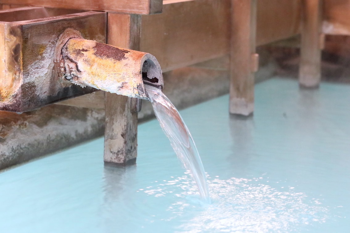 湯船には白い湯の花が舞う