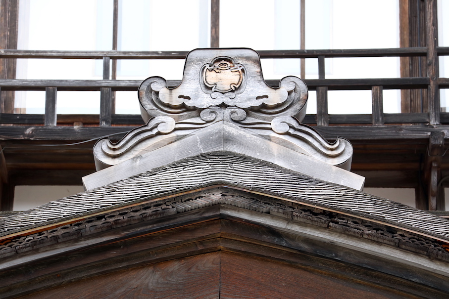 歴史を物語る重厚な玄関口