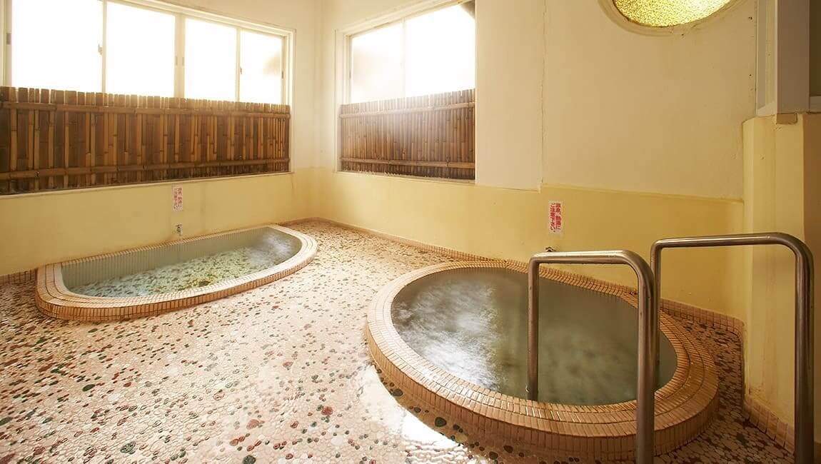 家族風呂には円形の湯船を2つ備えている