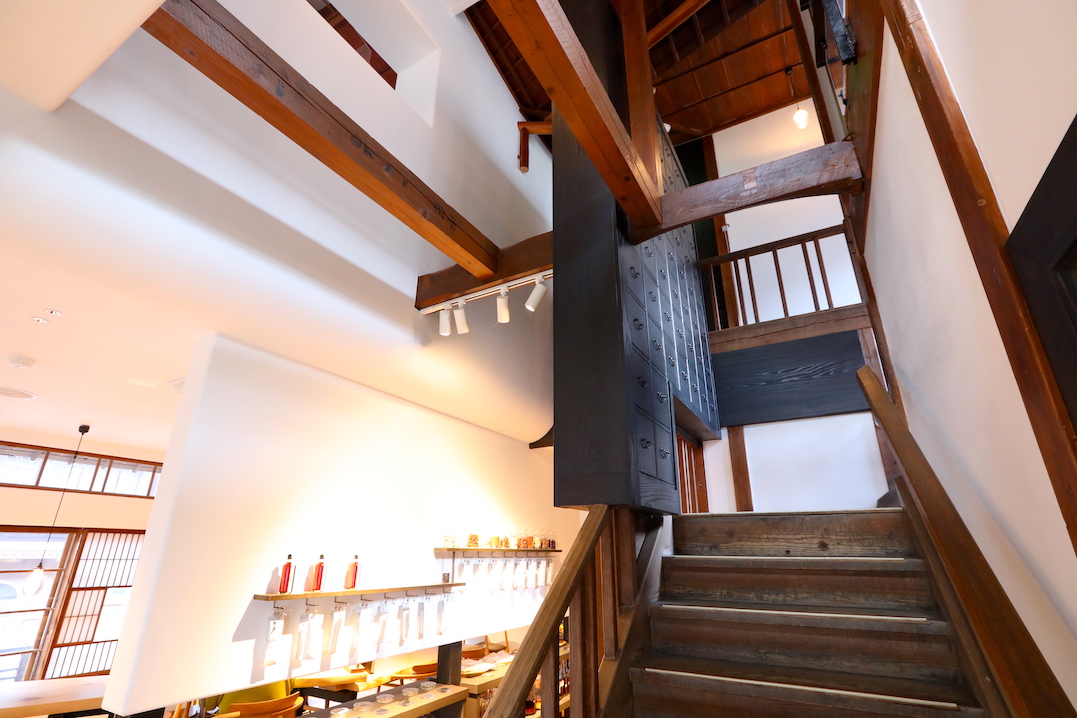 階段の壁には薬棚がありアニメ映画を思わせる