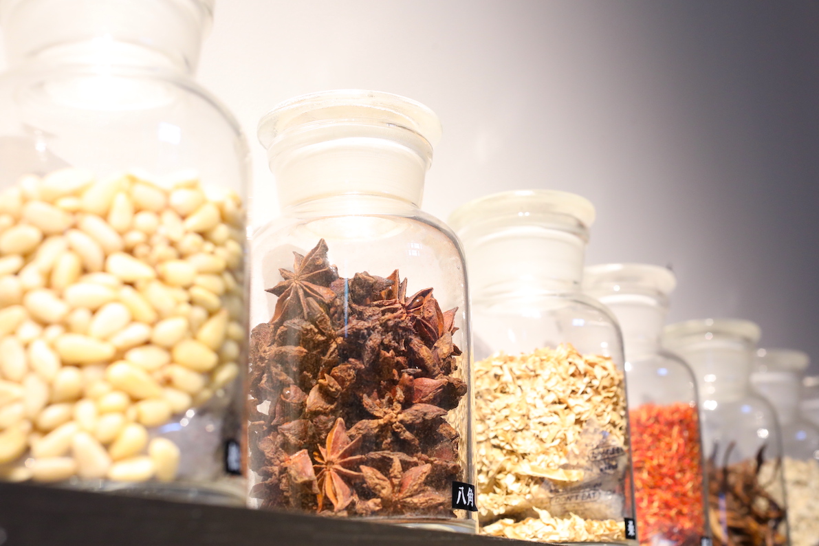 天然のナツメや八角など薬膳の素材が並ぶ