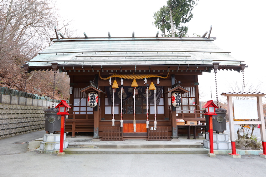 拝殿の後方からは周辺の山々を見渡せる