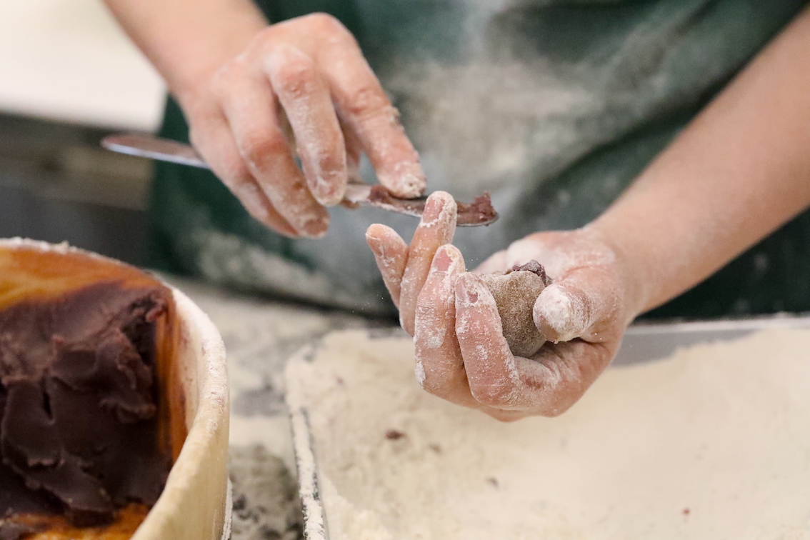 早朝からひとつひとつまんじゅうを手作りしている