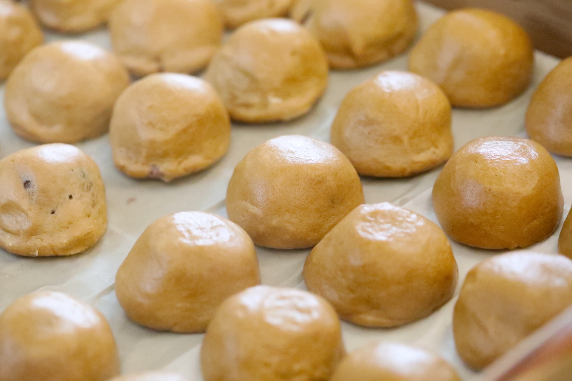蒸しあがった艶やかなまんじゅう
