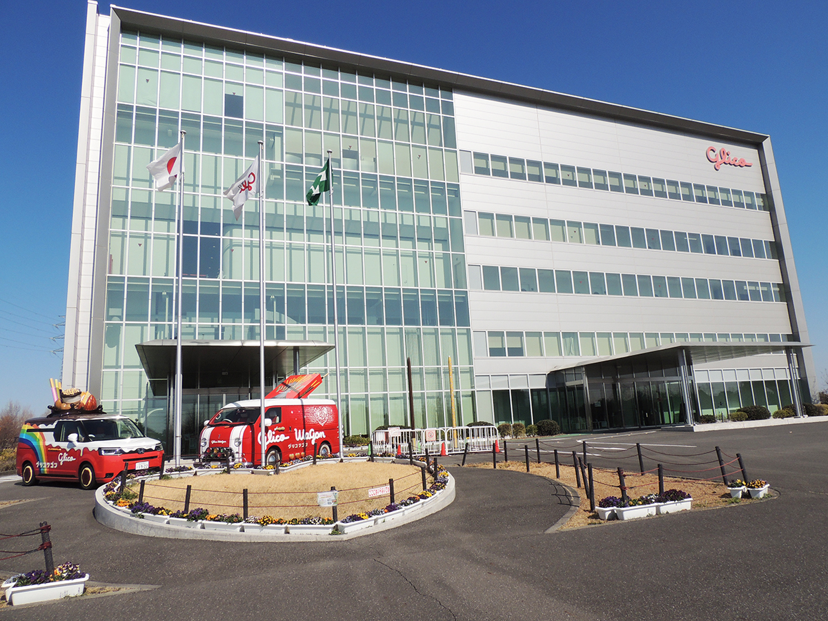 グリコピア・イーストがあるビル。建物前のハート型は、グリコキャラメルのハートをイメージしています