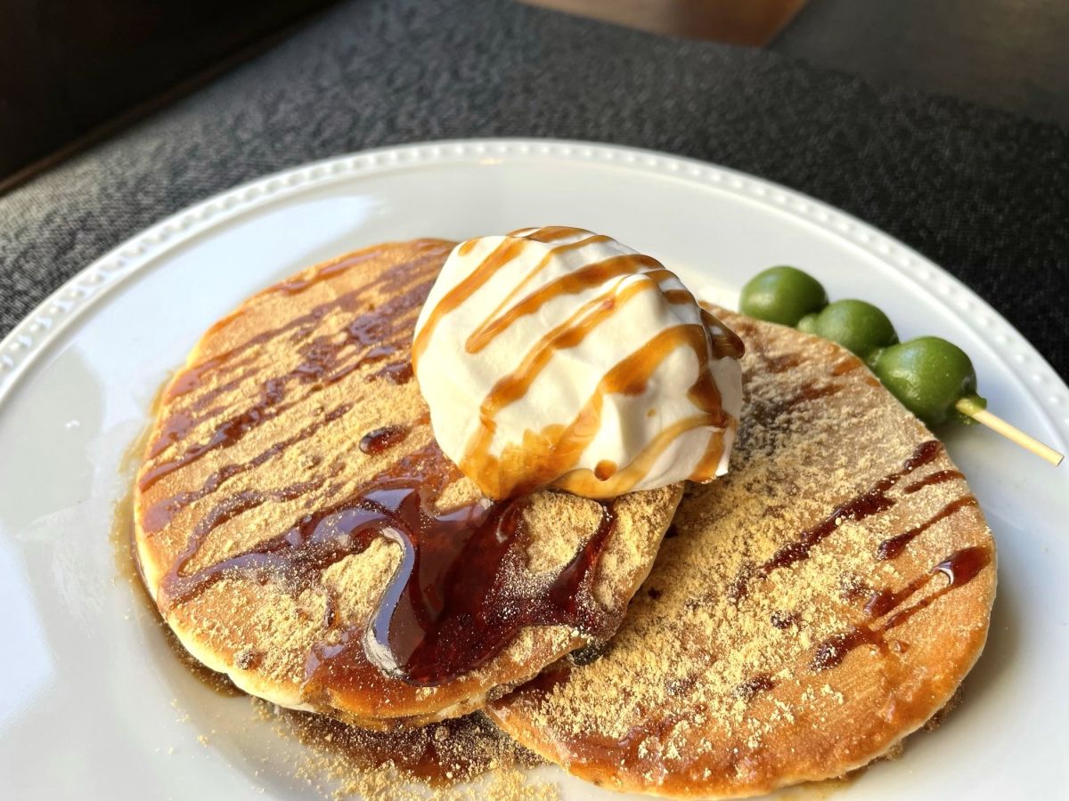 「きな粉と黒蜜のパンケーキ」ドリンク付き1200円