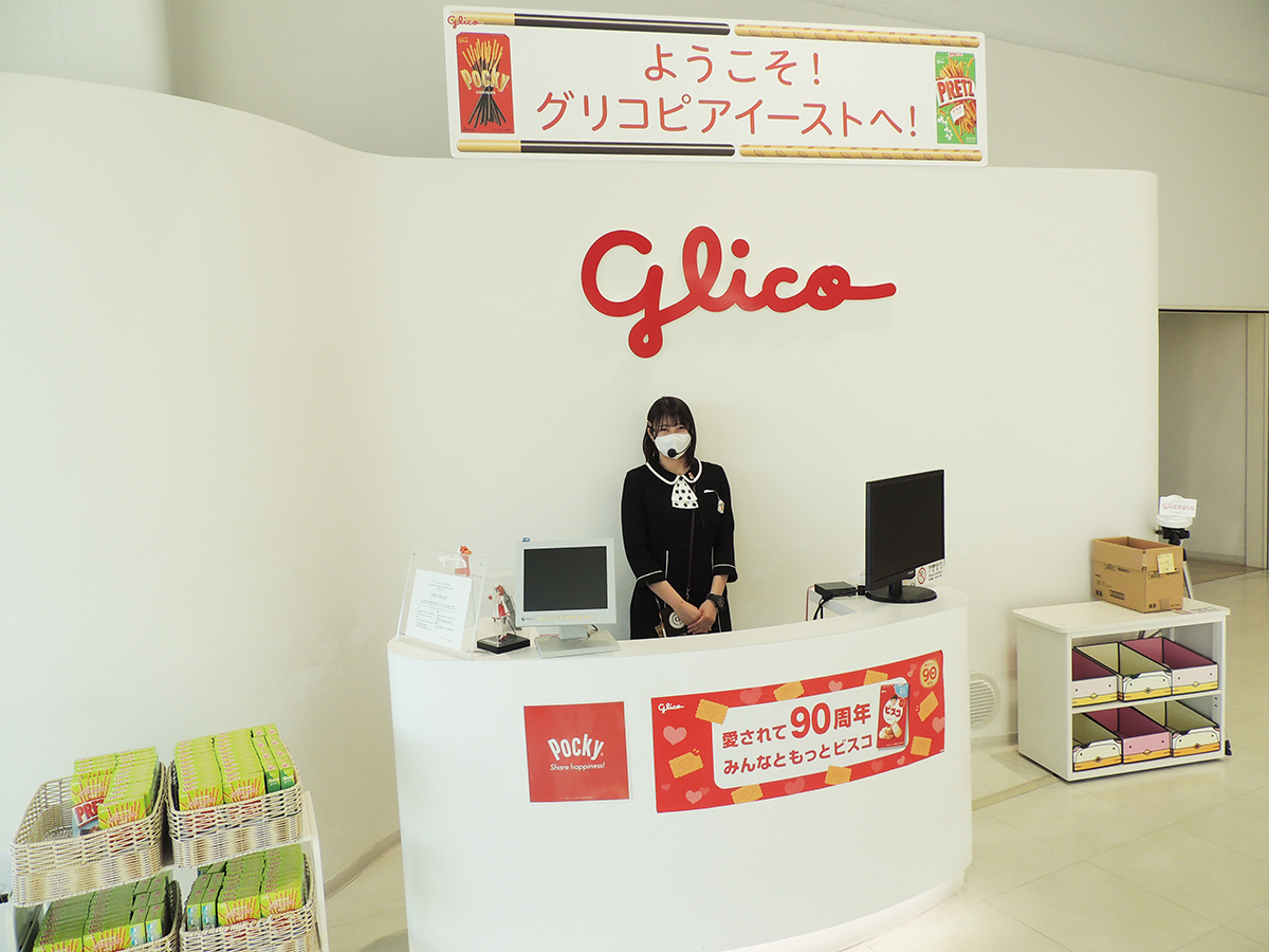 まずは受付で見学の手続きをして中へ