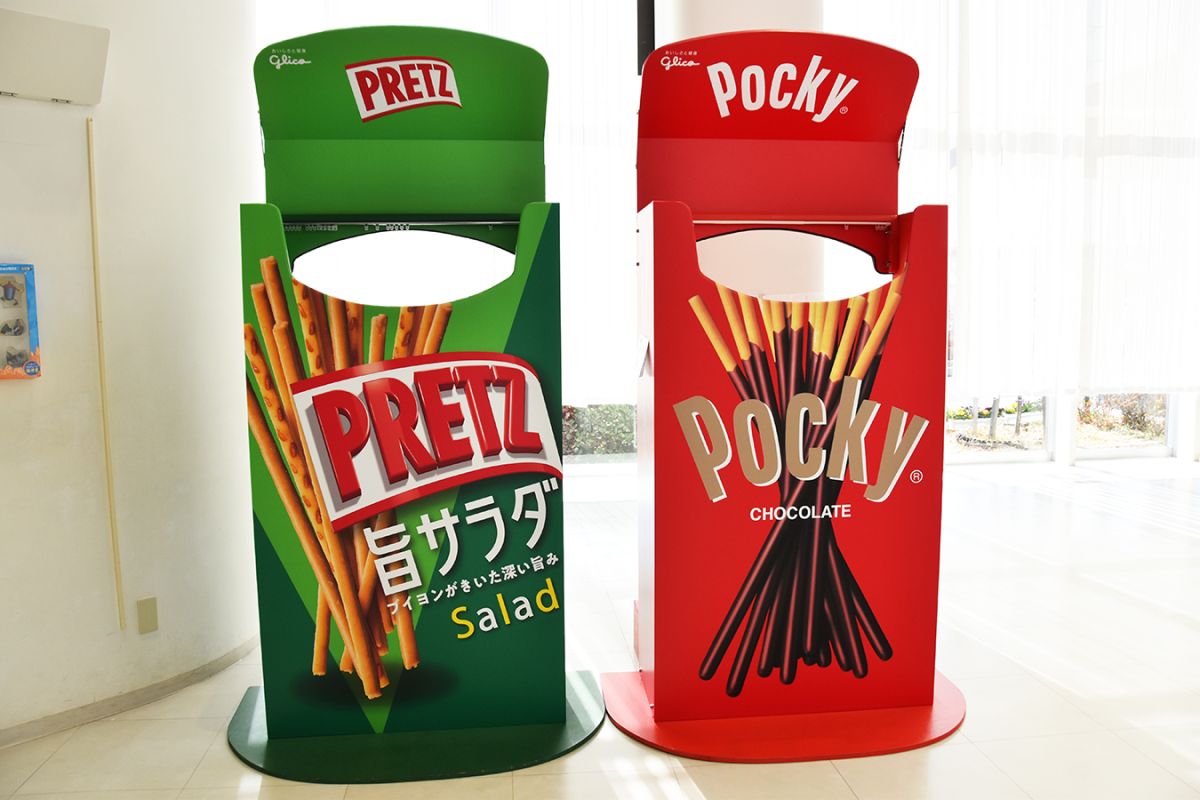 ポッキーとプリッツの箱の顔出しフォトが撮れます