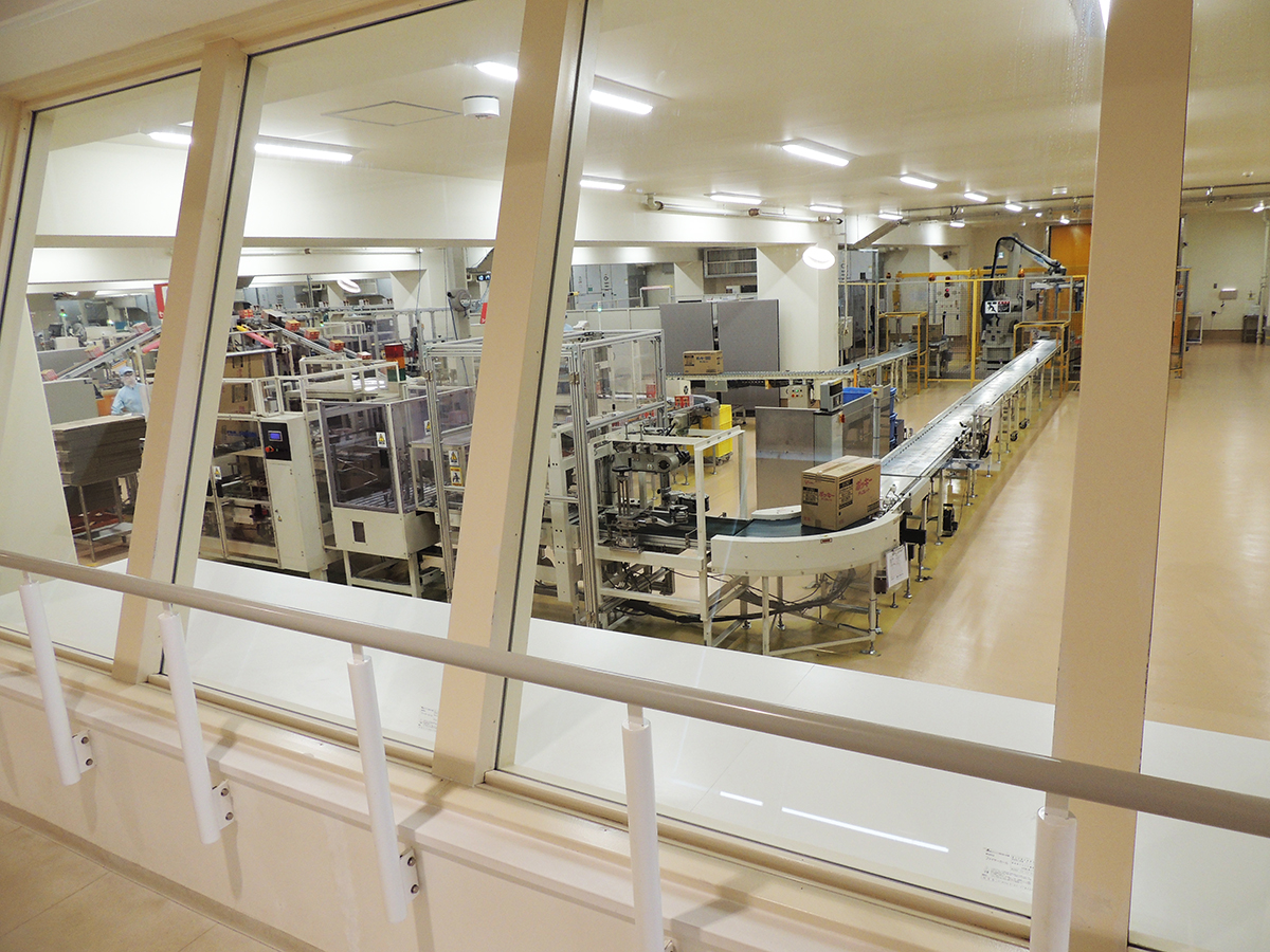 製造工程見学のスタート。窓が広くて、機械などがかなり近くに見えます