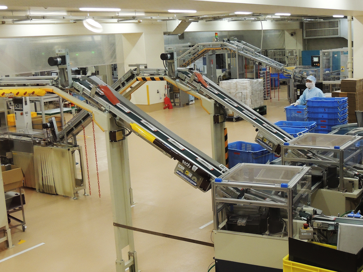 【1】ピロー包装機から【2】パラレルロボットへ。包装されたポッキーが流れていきます