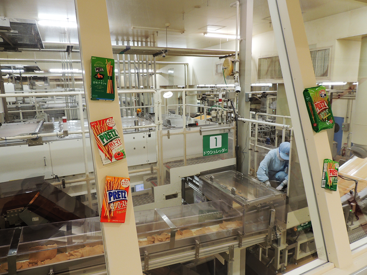 プリッツの元となる、小麦粉・砂糖・オイルなどを混ぜたものを入れていく【1】ドウシュレッダー