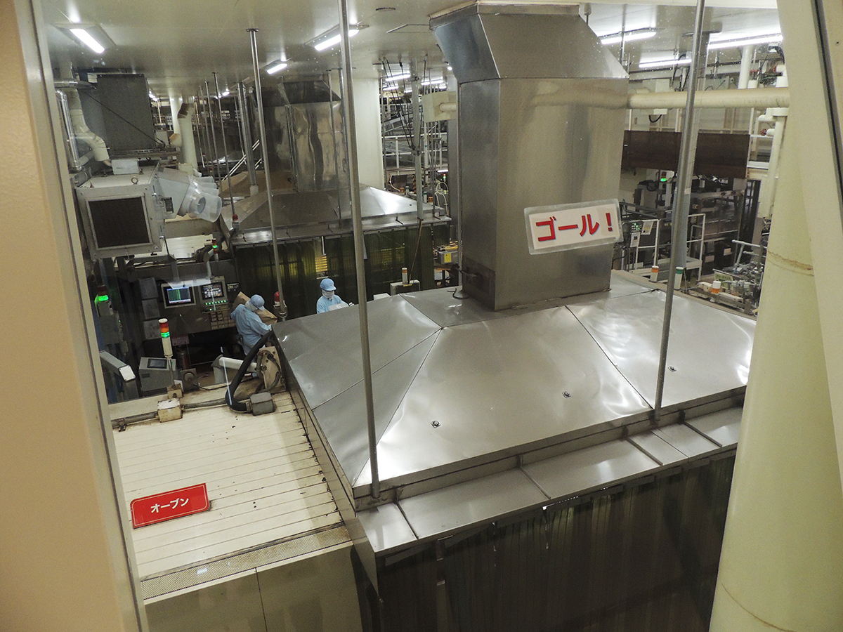 長さ45ｍある【3】オーブンのゴール地点。オーブン入口は約300度、出口は180度。焼く間にオーブンの熱で生地が縮んで自然と切れるのです