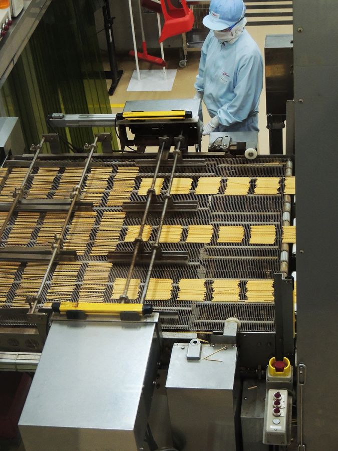 【3】オーブンを出て【4】味付け機へ向かうプリッツ。だんだんプリッツになっていきます