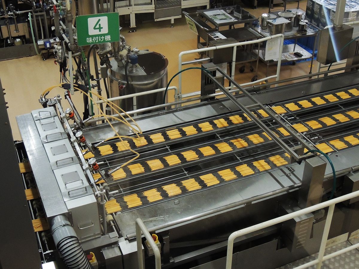 【4】味付け機では、噴射によって味を付けていきます