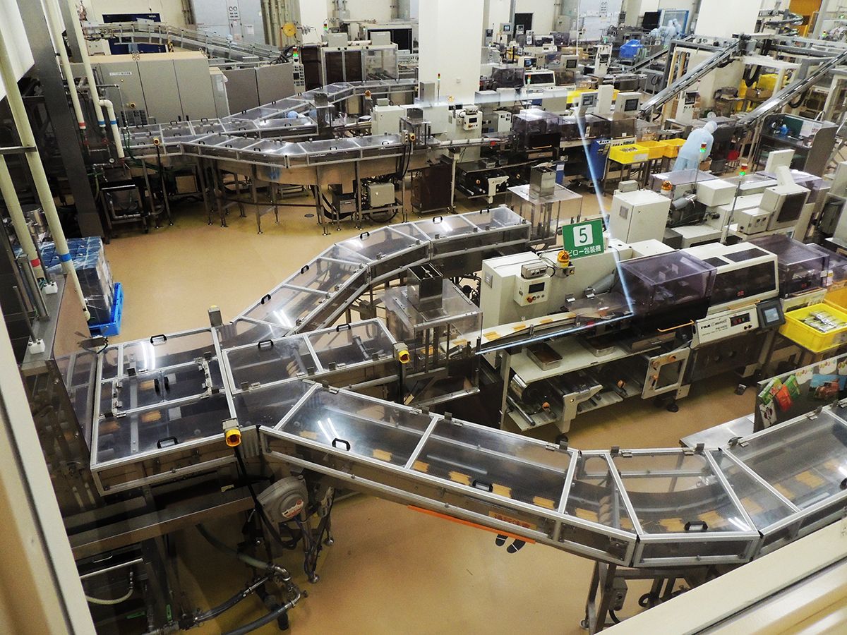 【5】ピロー包装機でプリッツはどんどん袋に包装されていきます