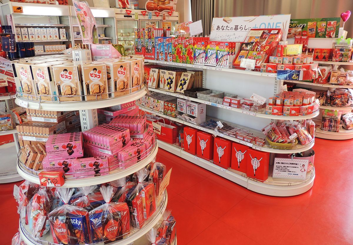 ショップ店内の様子。ビスコやグリコキャラメルなどが並んでいます
