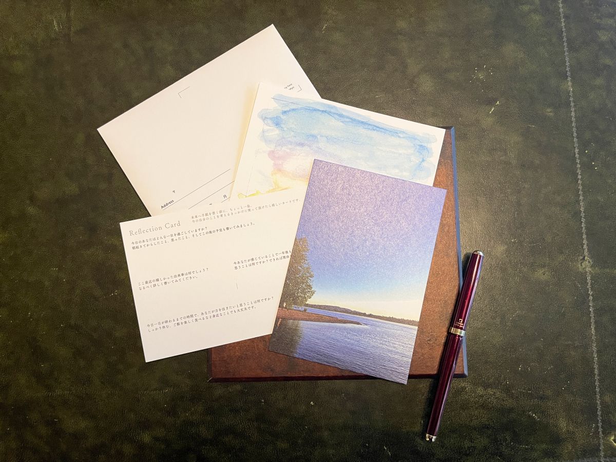 レターセットにはリフレクション（質問）カード、イラストが描かれたポストカード、フォトカード（裏には詩が綴られている）が含まれている。