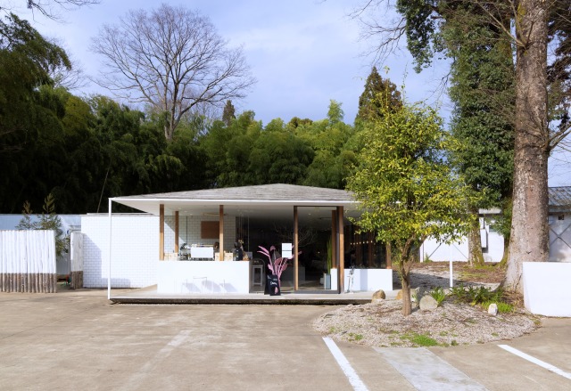 昔懐かしい古民家が立つ集落の中に、モダンなカフェが現れる意外さが印象的です
