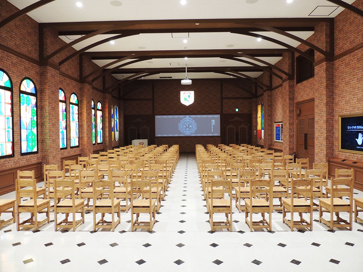 大人数にも対応可能な教室。壁にもいろいろ興味深い展示があります