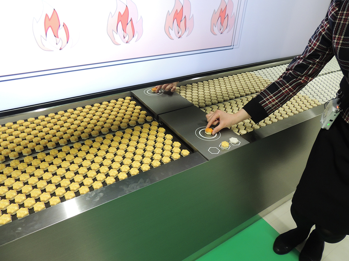 パイの実が焼けていく様子を模型と映像で展示しています。パイの実の色が違いますね。パイの実を置いてみると…