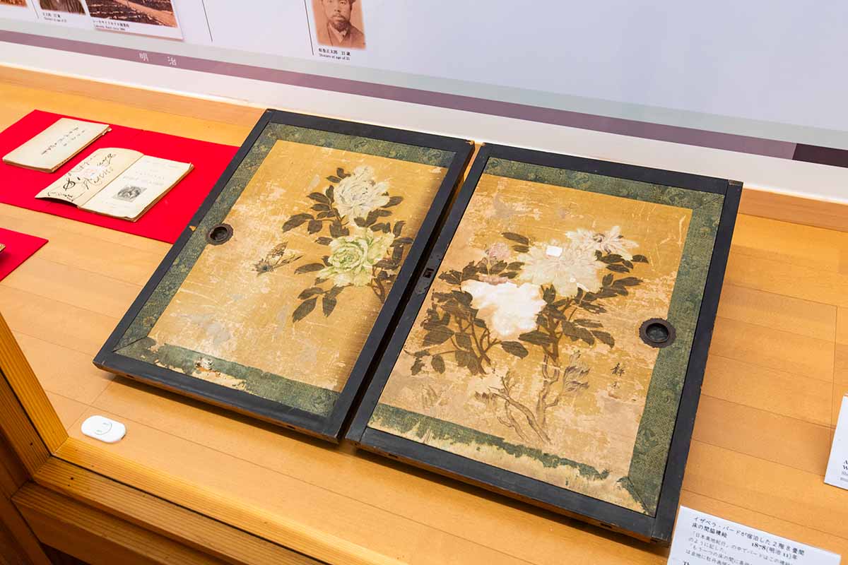 資料展示室で見られる、イザベラ・バードが宿泊した客室の襖絵