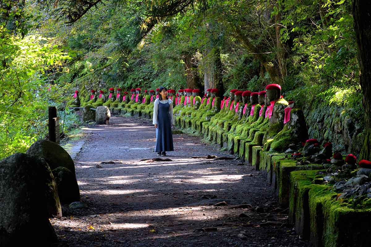 渓谷沿いに地蔵が並ぶ「化け地蔵」