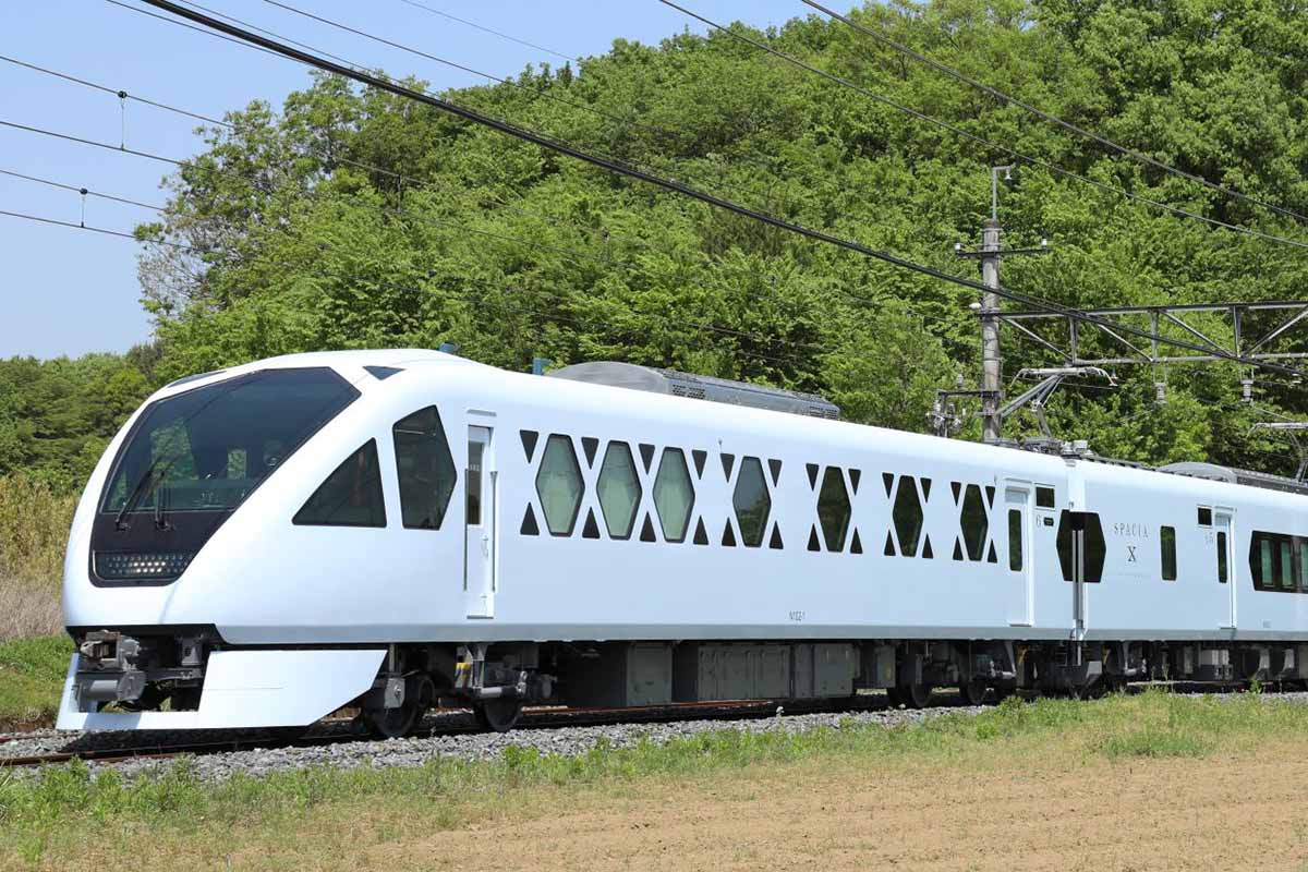 江戸文化の組子をイメージした窓枠が目をひく