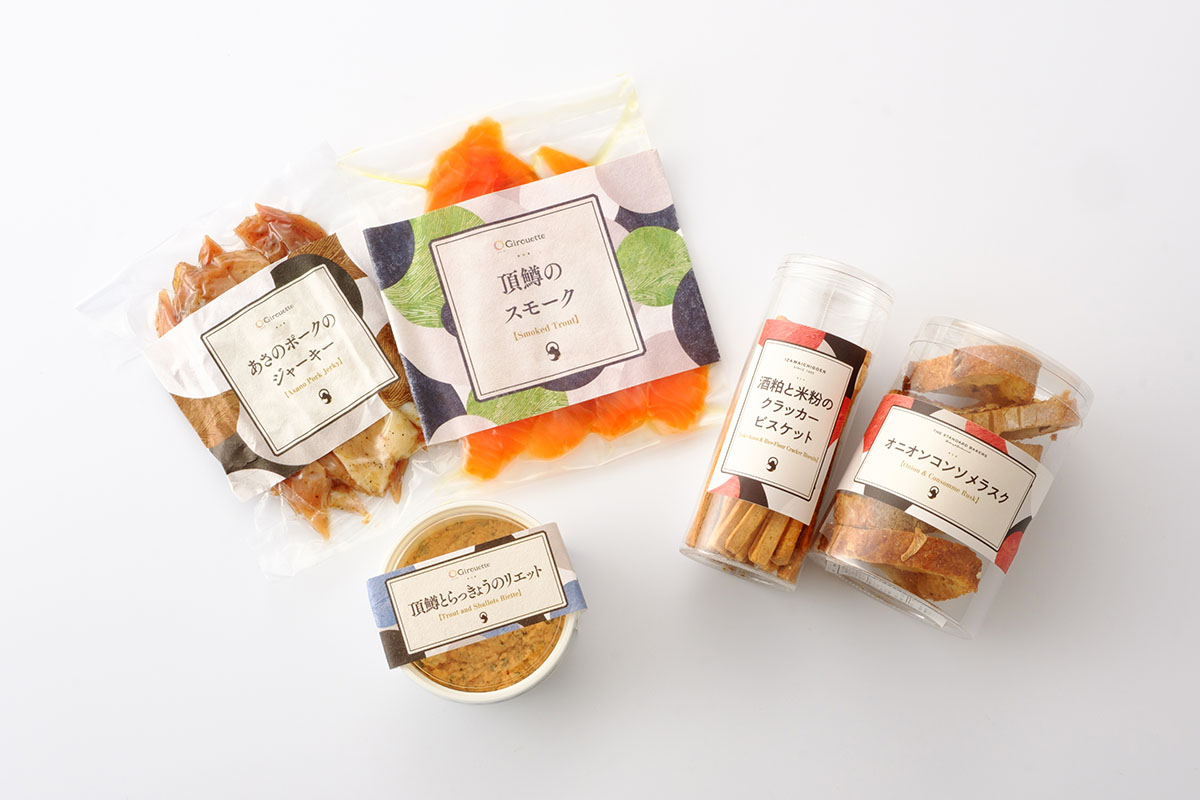 「頂鱒のスモーク」800円、「あさのポークのジャーキー」800円など