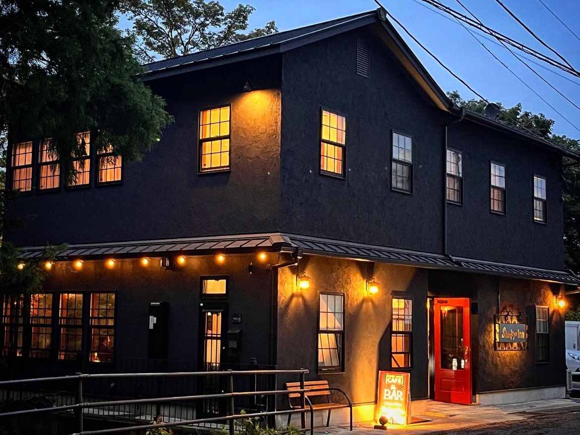 1階はカフェバー、2階は宿泊スペースが2部屋ある