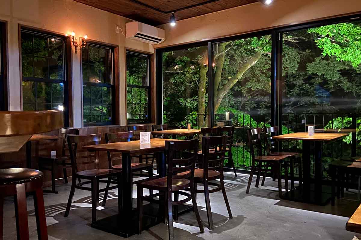 木目調のテーブル＆チェアでぬくもりを感じる店内