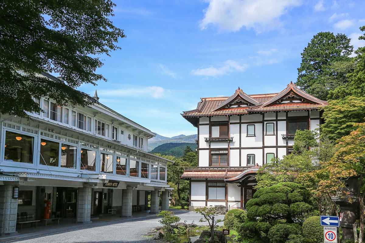 本館（左）と別館ROYAL HOUSE。ともに国の登録有形文化財