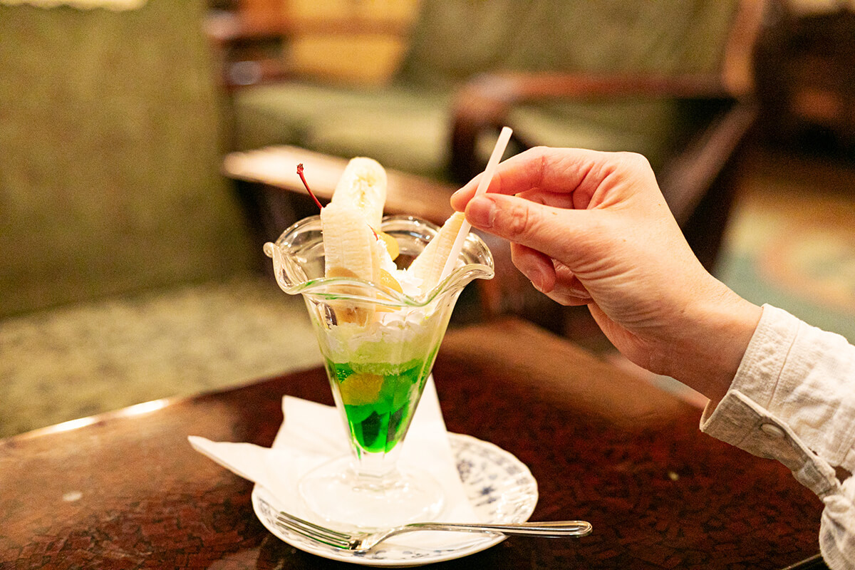 最後はストローでメロンソーダーをひと思いに飲む。グリーンがきれい!