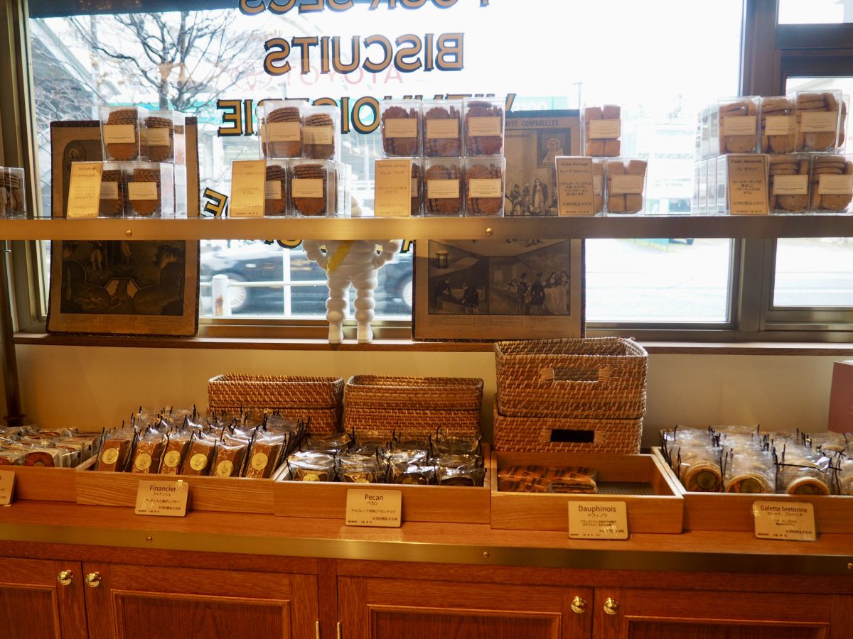 アングランパの焼き菓子の棚