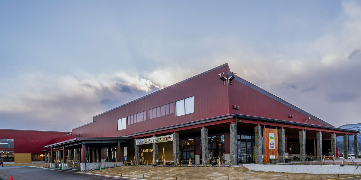 【長野県飯山市】道の駅「花の駅 千曲川」がグランドオープン！新鮮野菜充実の直売所やカフェ、アクティビティも揃う複合施設に
