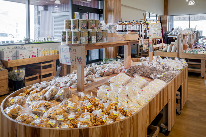 この地域はきのこの栽培も盛ん。きのこ類は通年充実していますが秋は天然きのこが並びます