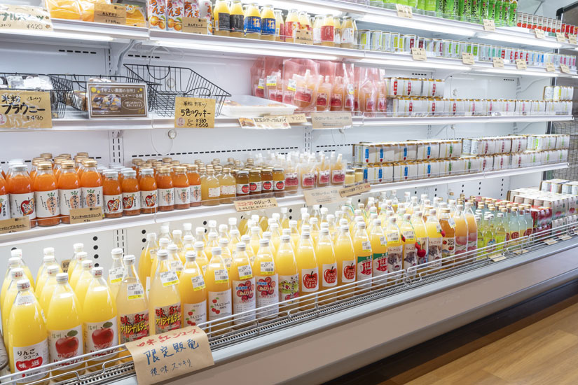 お土産にも喜ばれそうなおしゃれなパッケージのクラフトビールや地酒など、アルコールも充実しています。