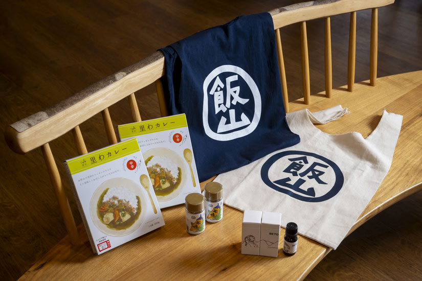 八幡屋礒五郎とコラボしたオリジナル七味やレトルトカレーもおすすめ