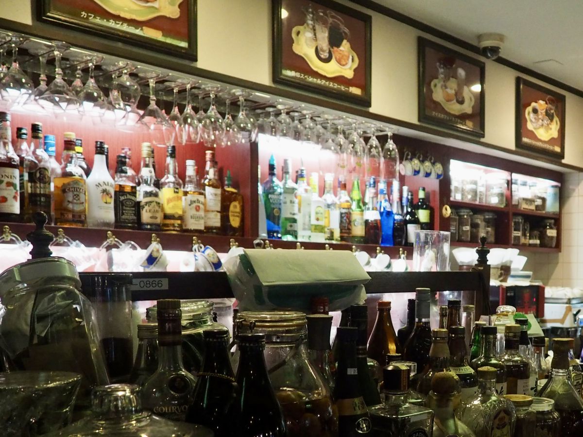 伯爵邸のカウンターに並ぶお酒類