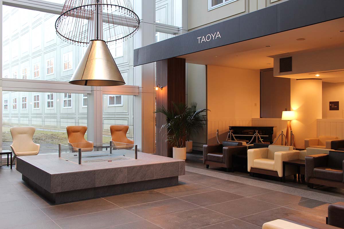 1階の暖炉ラウンジ。利用は14～23時、7～10時