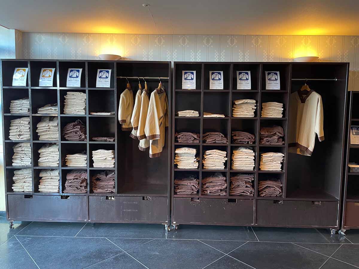 3階エレベーター前の作務衣置き場。歯ブラシもココにある
