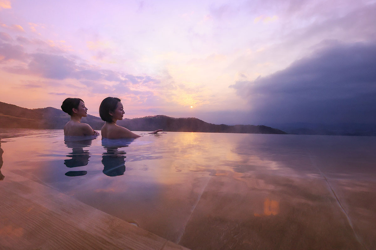 浴槽内に段があり、腰浴や足湯としても利用できる