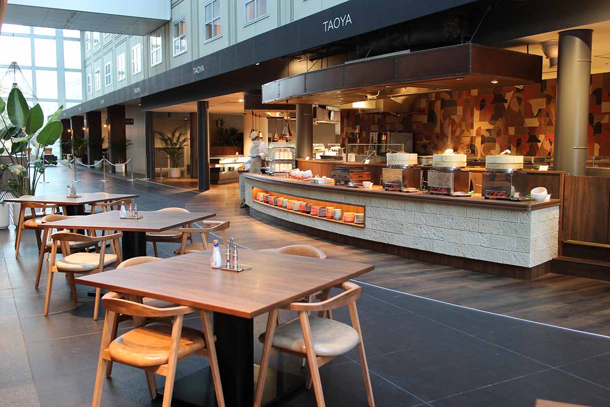 夕朝食は1階のレストランで