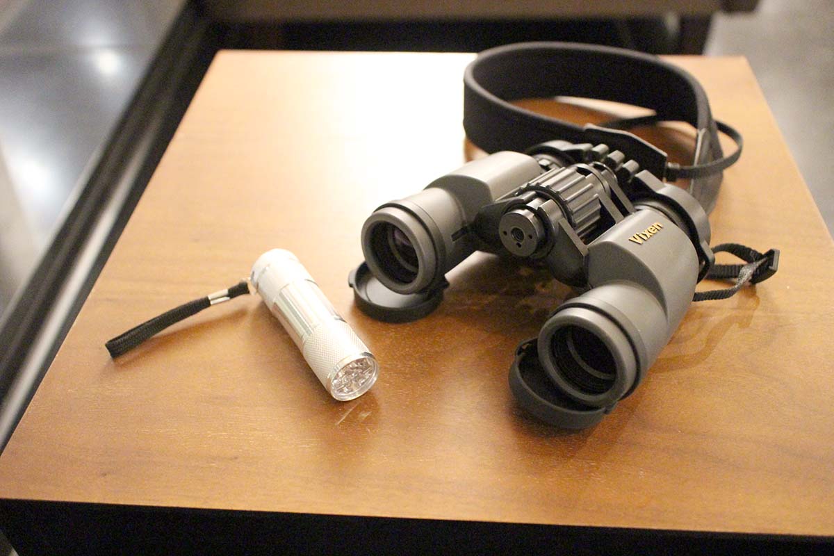 星空ツアーでは、望遠鏡とペンライトを貸してもらえる