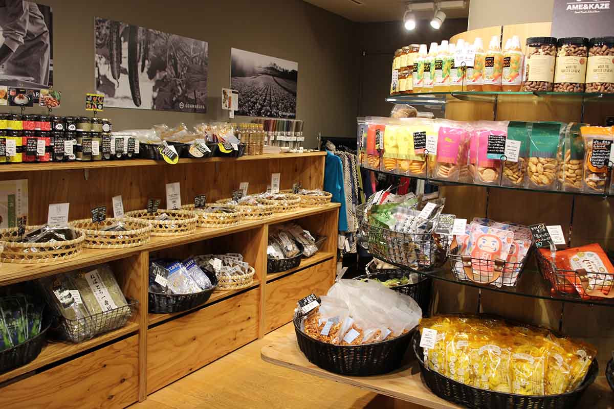 1階の売店。営業は16～20時、8時～10時30分