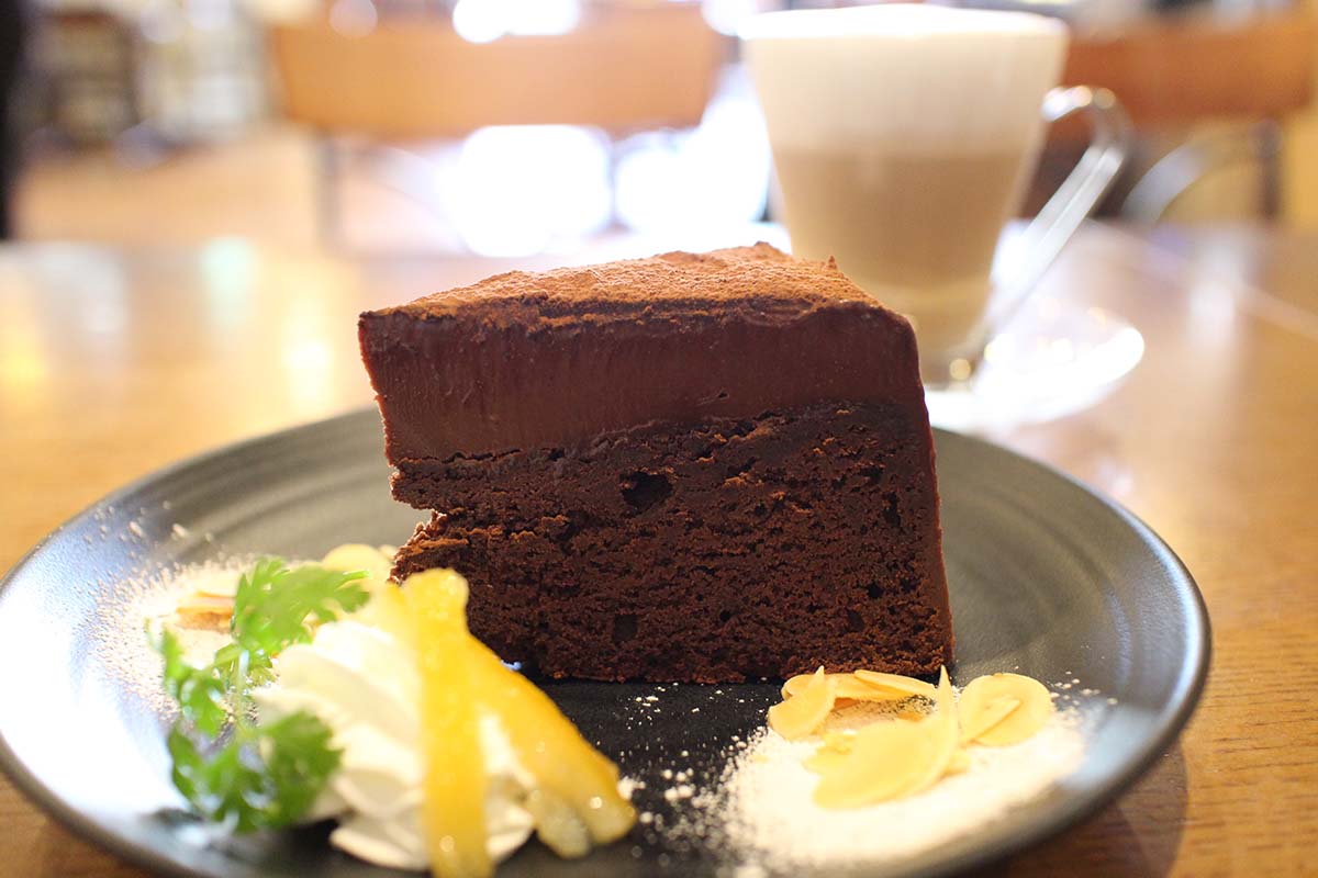 ロイヤルガトーショコラ。コンボ（ドリンクセット）は1210円