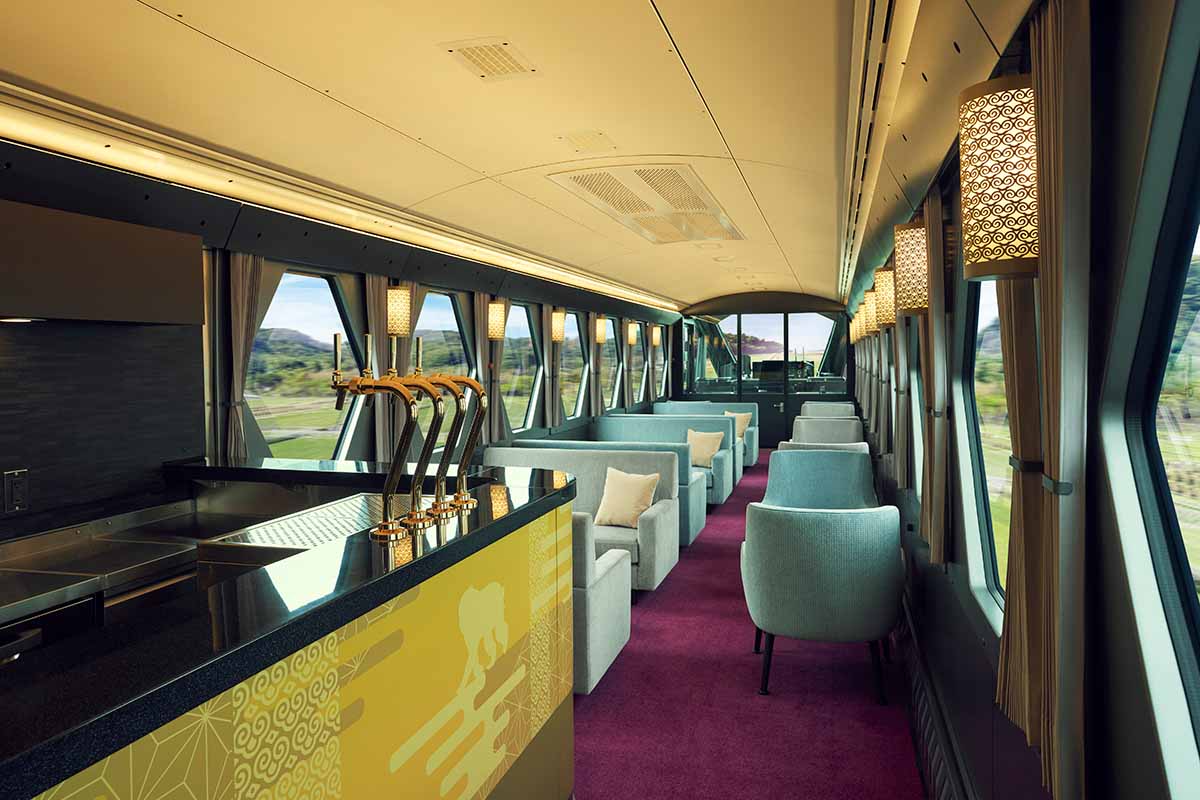 手前がカフェカウンター、奥がコックピットラウンジ