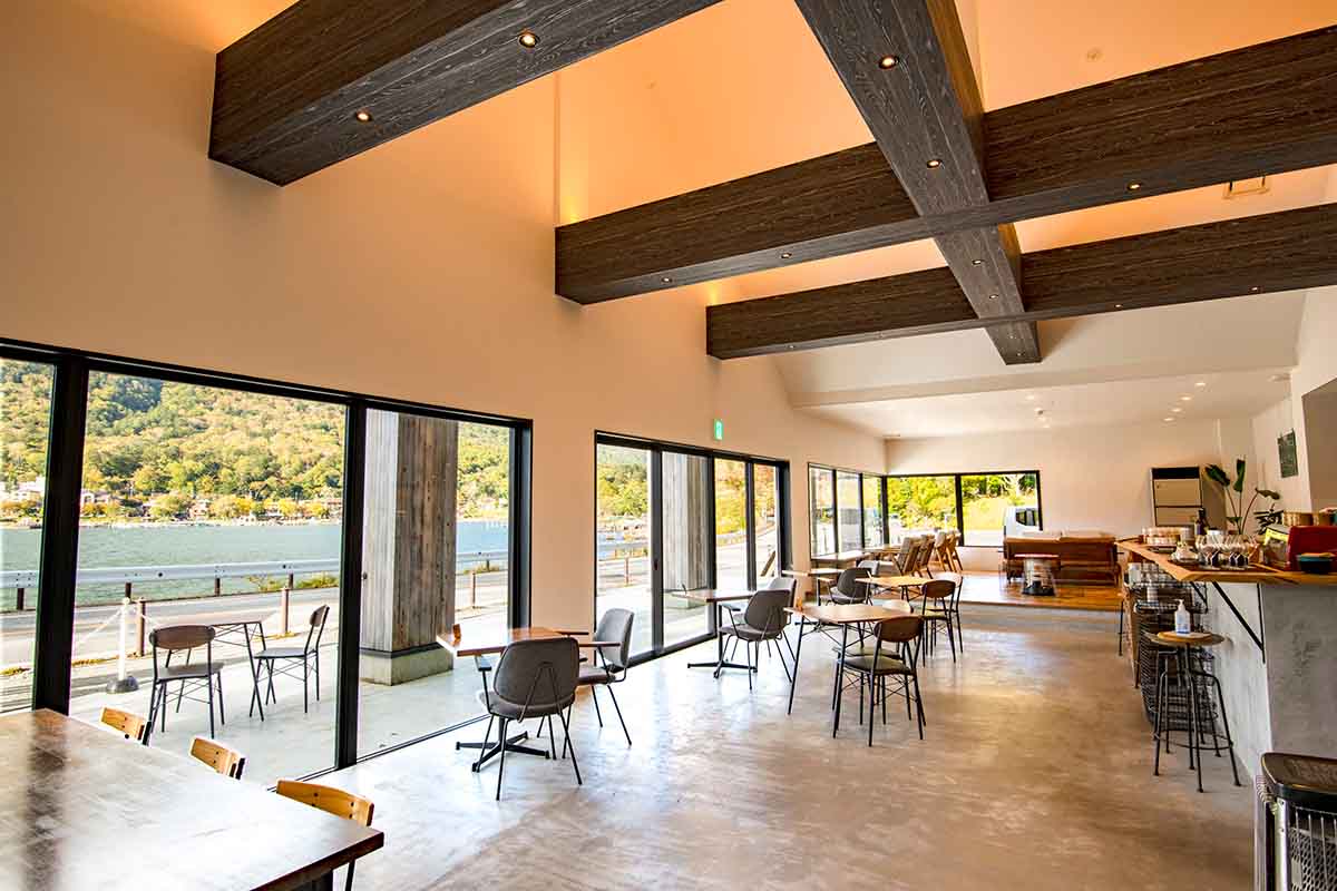 広々とした店内には、カウンターやソファ席もある